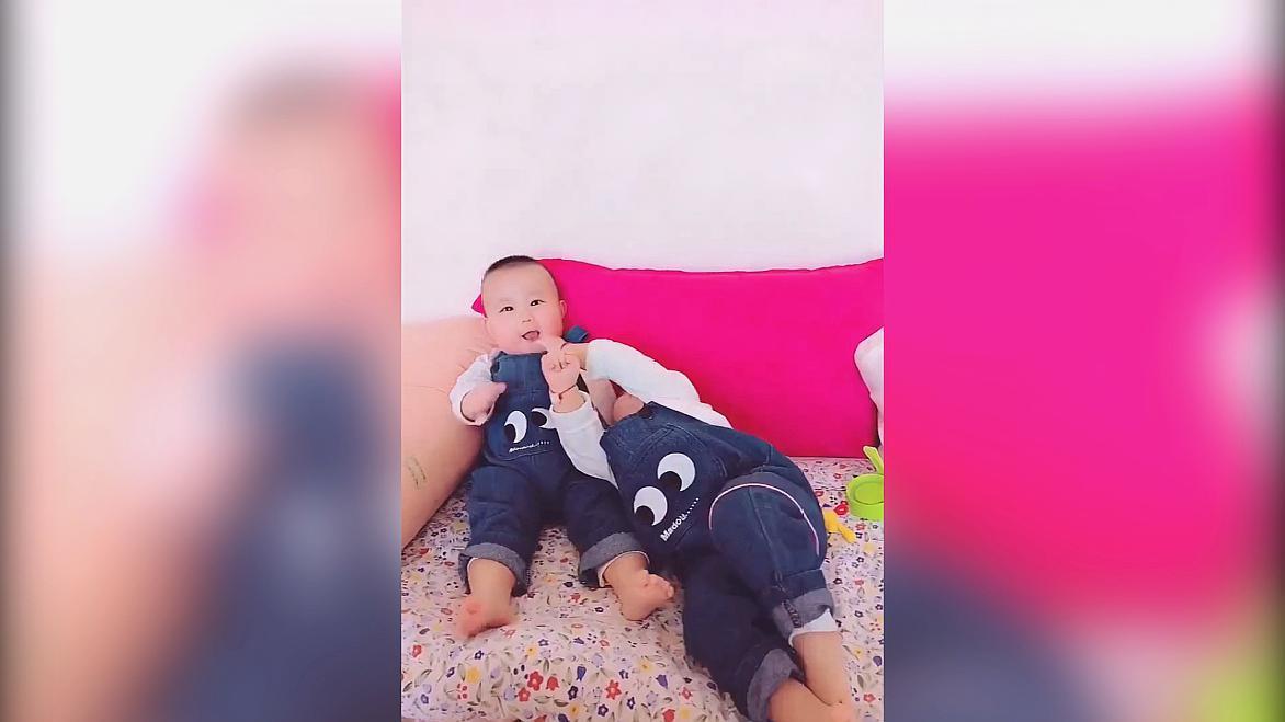 双胞胎兄弟只要坐在一起就开始忍不住打闹了,网友:难为妈妈了