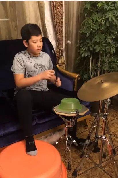 爸爸去哪儿石头郭子睿长大啦从肉嘟嘟到小型男有男子气概