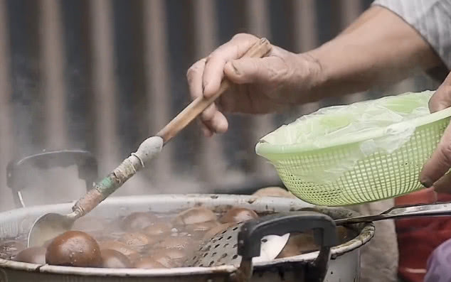 说起南京的这个卖茶叶蛋的小摊,还是有四十年的历史呢,一个小摊能坚持