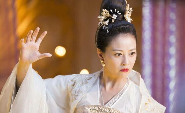 她因出演《香蜜》再次受关注,与小自己7岁的男友因卫生纸结缘