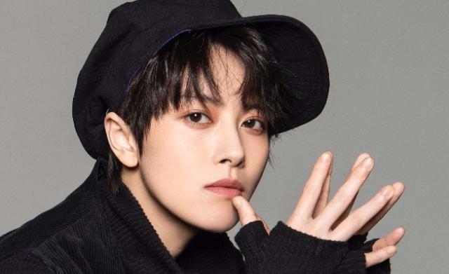 林依晨发搞怪九宫格,女装莫若菲上线,网友:现在看是男扮女装