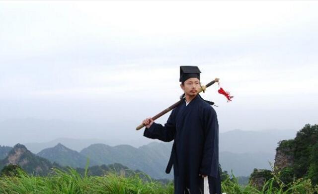 女子在山上带回个小男孩,次日全家被灭,道士:冤冤相报何时了