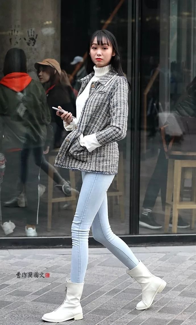 街拍这些美女都穿一种鞋小白靴