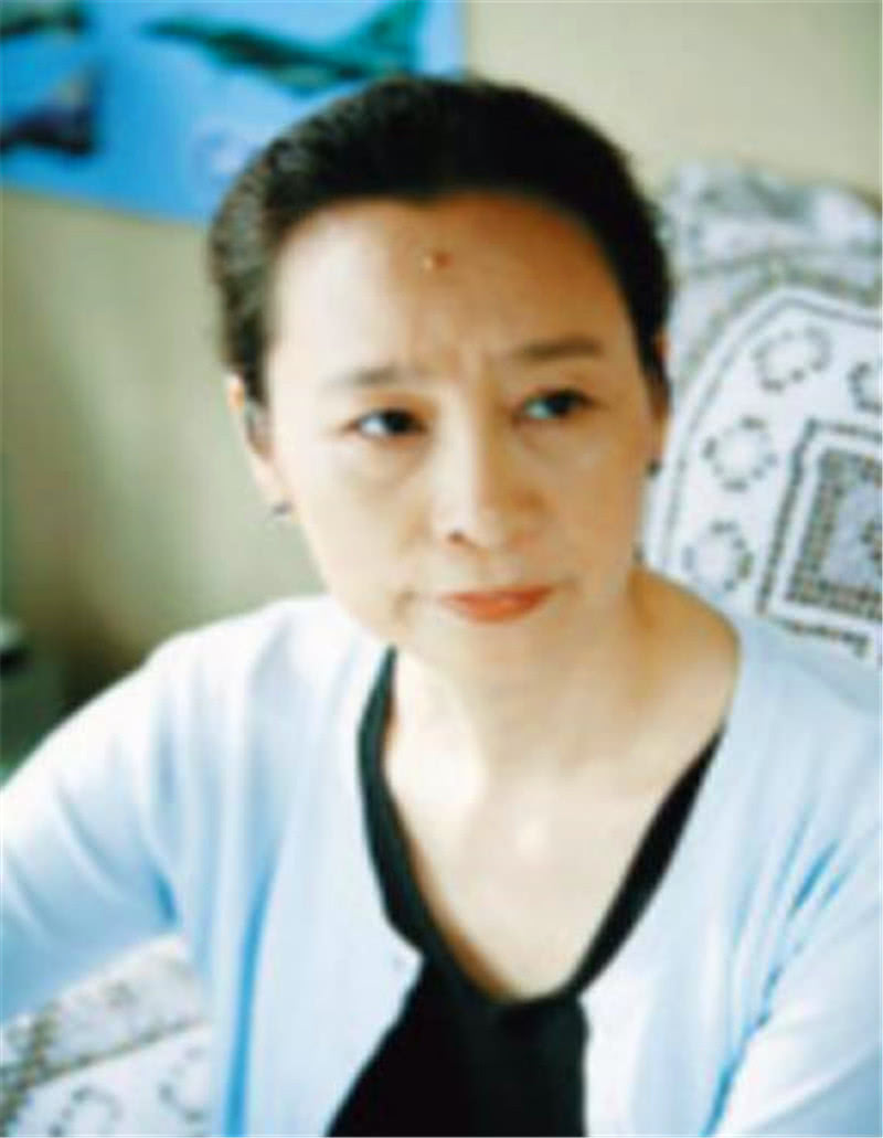 一个被遗忘的女演员,把一生奉献给演艺事业,感情生活却坎坷难走