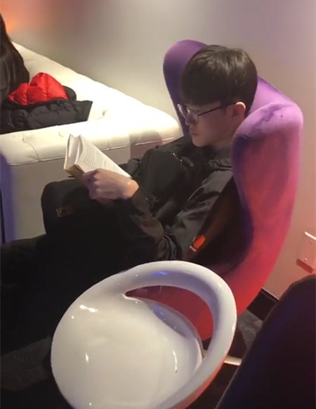 faker参加全明星赛也不忘看书也许这就是保持状态的重要原因