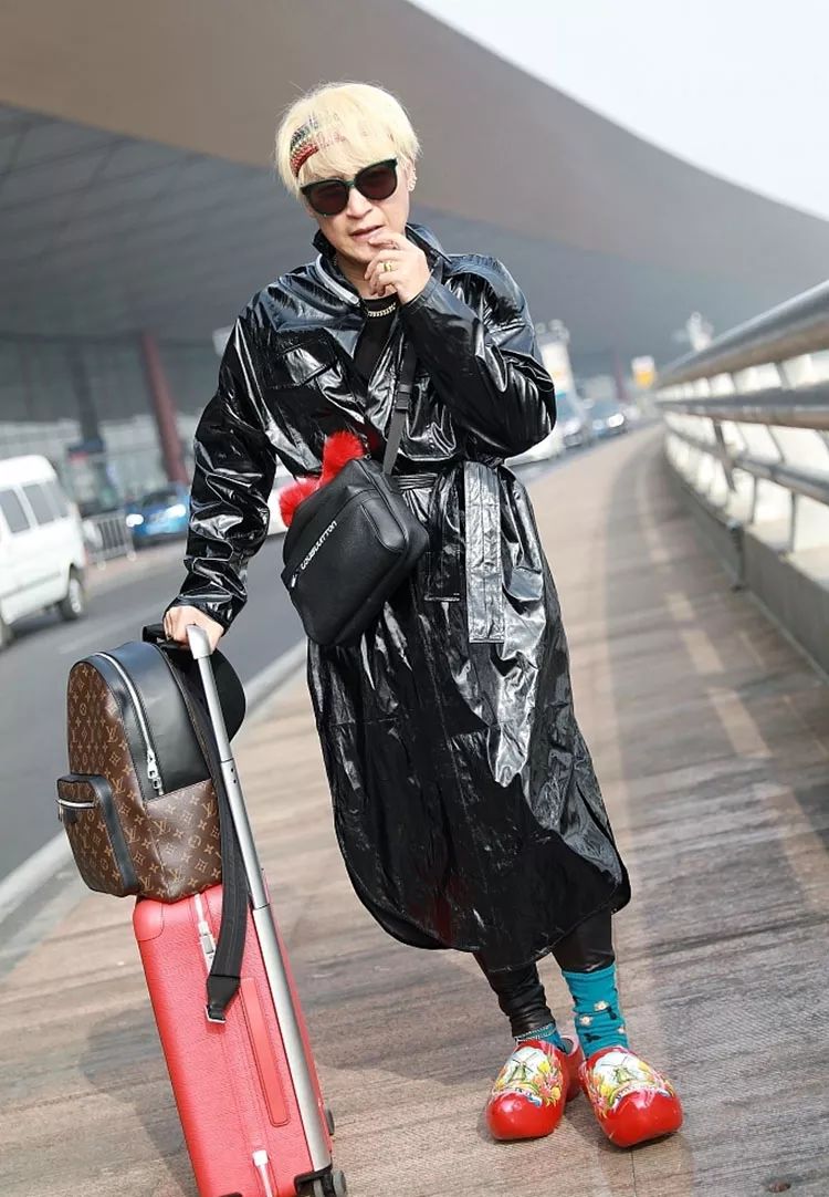 游走在时尚圈边缘的陈志朋,穿衣打扮一次比一次辣眼