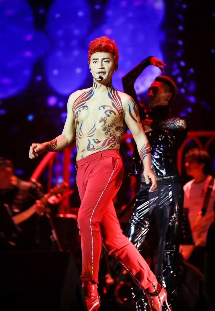 陈志朋参加某活动,用色大胆,造型奇葩,令不少网友纷纷吐槽:"辣眼睛!