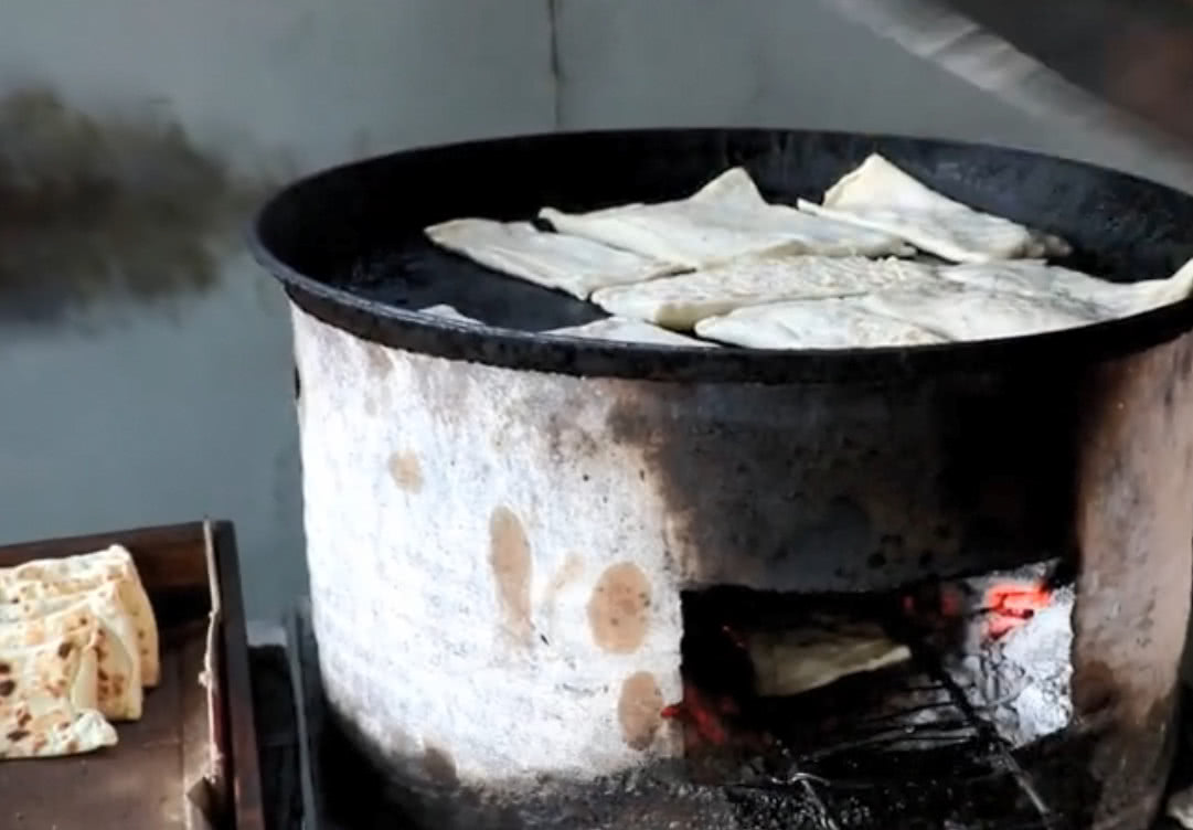蒙阴高速旁的农村,大爷卖了21年的肉火烧,2块钱一个香酥可口