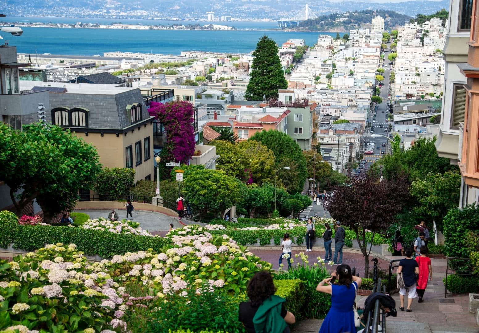 最大的特色就是九曲花街(lombardstreet)是世界上最弯曲的坡度街道.