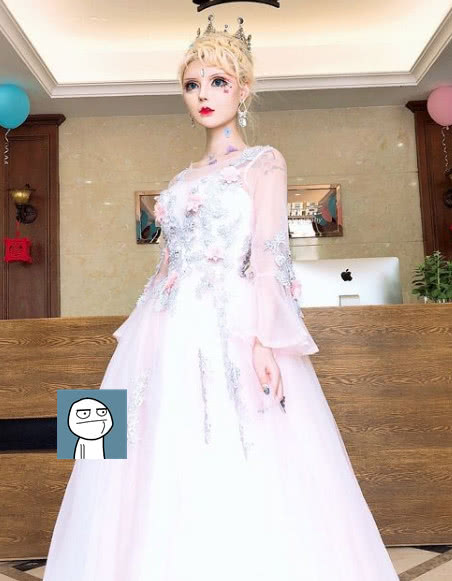 真人芭比迪丽拉脸部僵硬一口吃不下丸子笑容却美到爆表