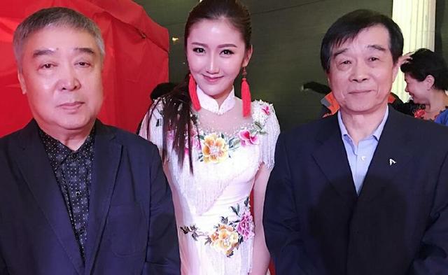 66岁师胜杰因病去世妻子优雅有气质二人恩爱37年育有一女儿