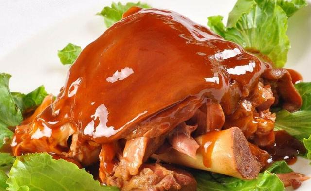 扒肘子浓烂醇香质地嫩烂入口即化色泽红润原汁原味肥而不腻