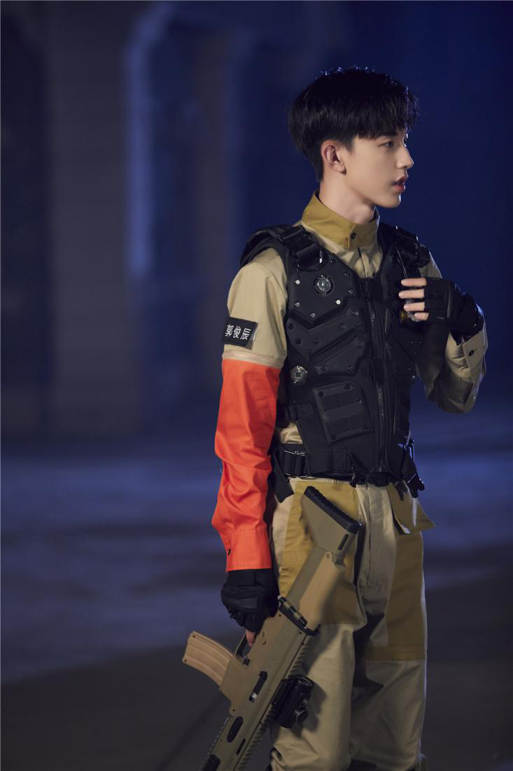 郭俊辰呆萌站立侧颜满分丁泽仁单手拖枪展硬汉魅力