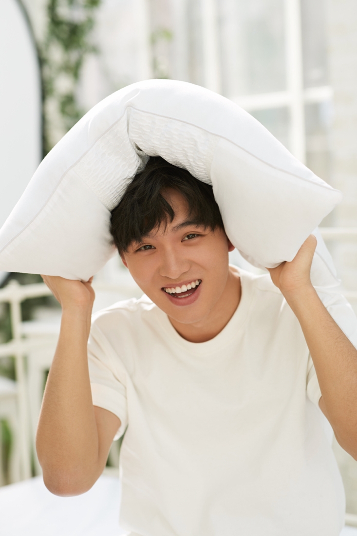 12月18日,芒果影视艺人郑伟发布"逐梦少年"生日写真,画面中郑伟身着