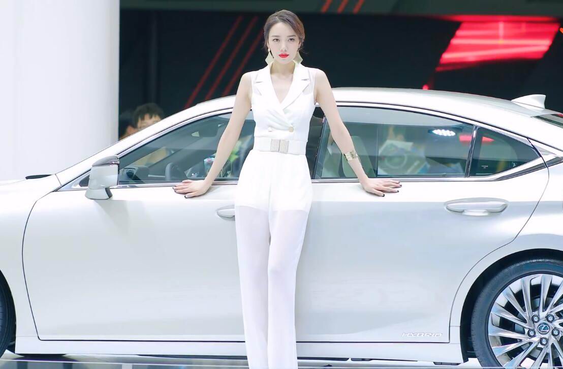 韩国车展美女车模白色收腰连体裤优雅端庄温文尔雅