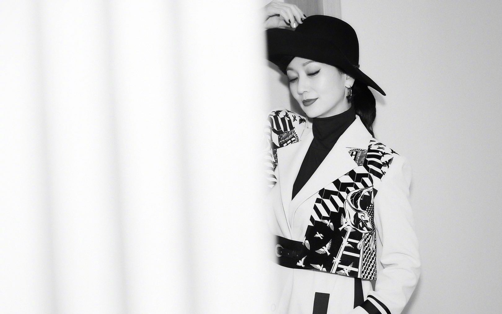 赵雅芝长款大衣搭配礼帽,晒黑白色调照片,复古名媛范十足!