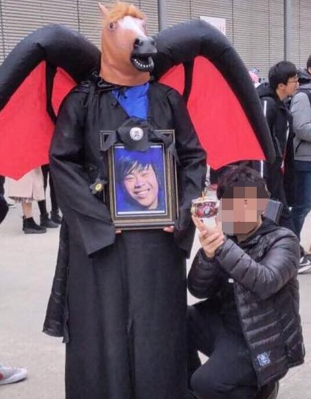 小伙将卢本伟照片制成灵位大肆走秀,网友怒称:太过分了