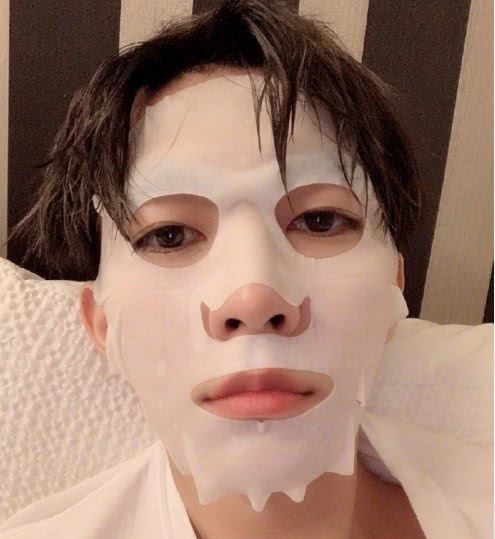 很多人都喜欢在晚上睡觉前来敷面膜,但是现在的男明星也喜欢给自己的