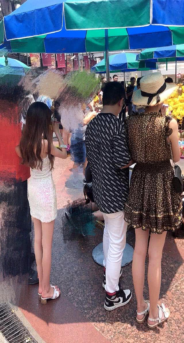 网友偶遇陈浩民夫妇拜佛,点开照片吓一跳,年轻女子并非蒋丽莎