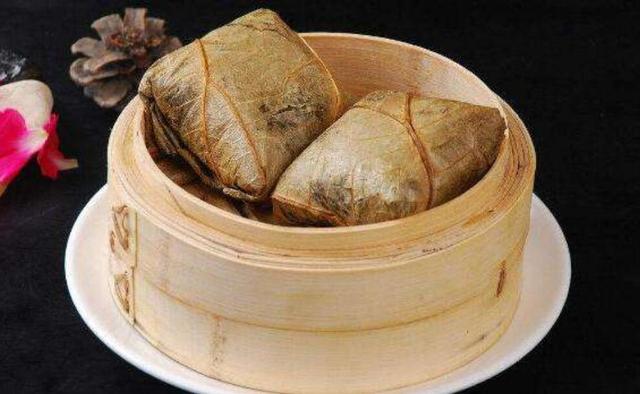 荷叶糯米鸡,在扒开外层荷叶的瞬间,顿时让人不争气的流下口水来