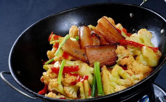 三,腊肉干锅花菜准备食材:花菜 腊肉 辣椒 耗油 老抽 生抽 糖 茴香粉