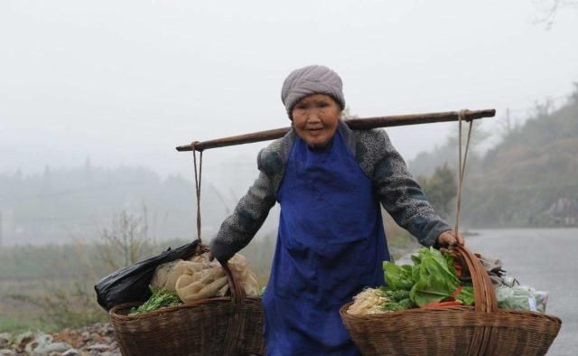 农村怪象:孩子在家无所事事,父母外出辛苦工作,为啥会这样?