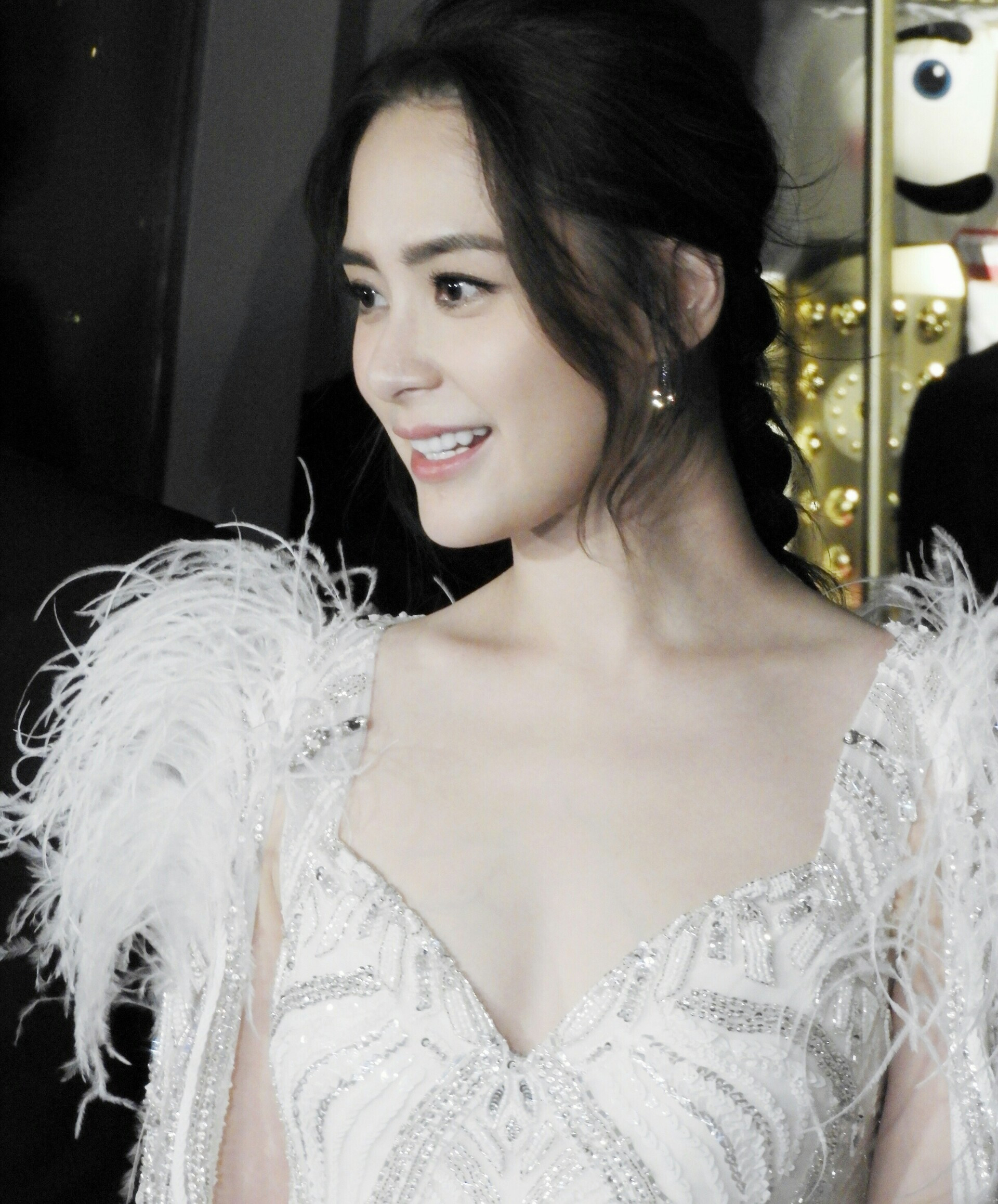 直击阿娇的婚礼现场,身着羽毛婚纱,最美的仙女式微笑!