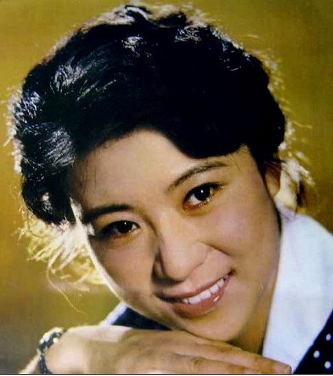 因救场一举成名,与丈夫恩爱却对儿子狠心,今幸福家庭成圈内典范