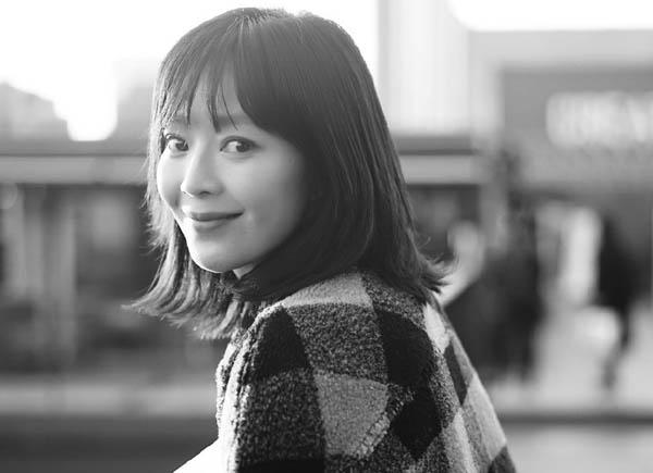 她是知否中淑女气质的卫姨娘,现实中的她曾因违规停车骂保安