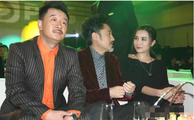 吴秀波和黄海波同框,他的这个行为暴露人品