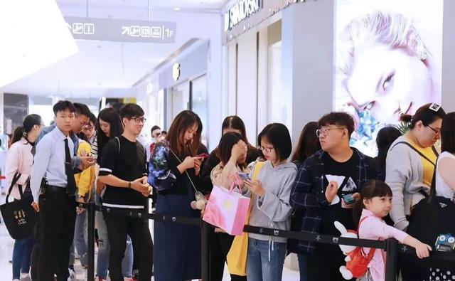 排队排疯了!鹿角巷空降和平大悦城!还要免费请你喝招牌奶茶!