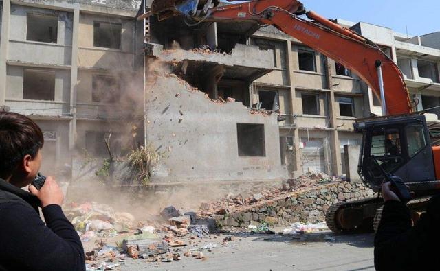 为什么同样是拆迁城里越拆越富农村却越拆越穷呢可算知道了