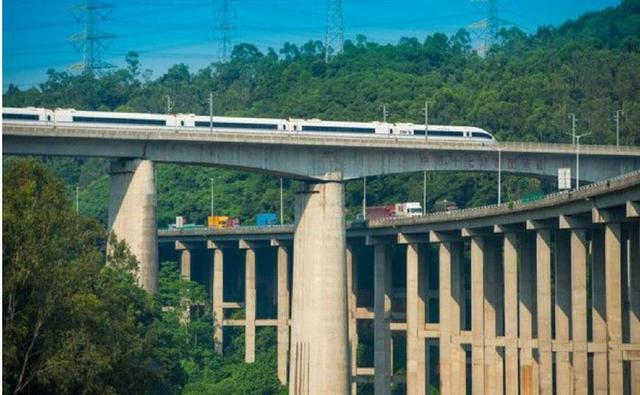 为什么高铁下面是平地,还要花钱建高架桥?