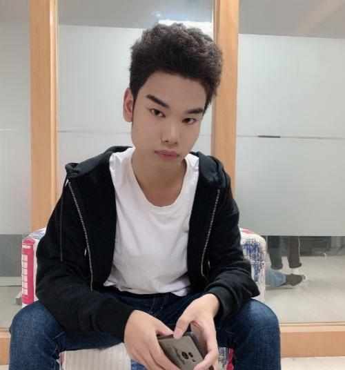 "发际线男孩"小吴被曝出不雅聊天记录,秒删声明后经纪人回应