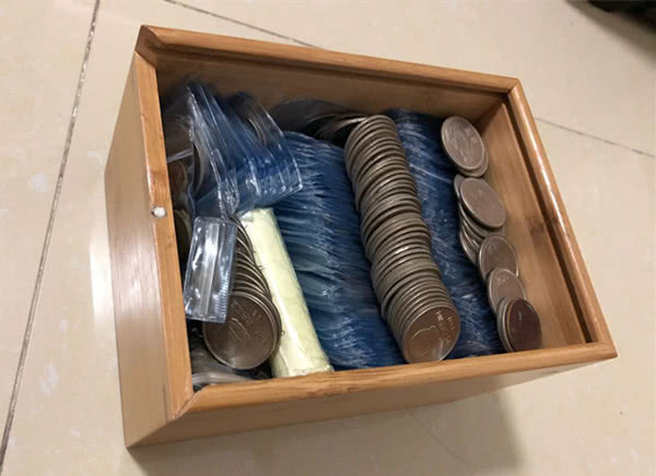 老宅子里找到了一盒子硬币每一枚都十分珍贵打包价值万元