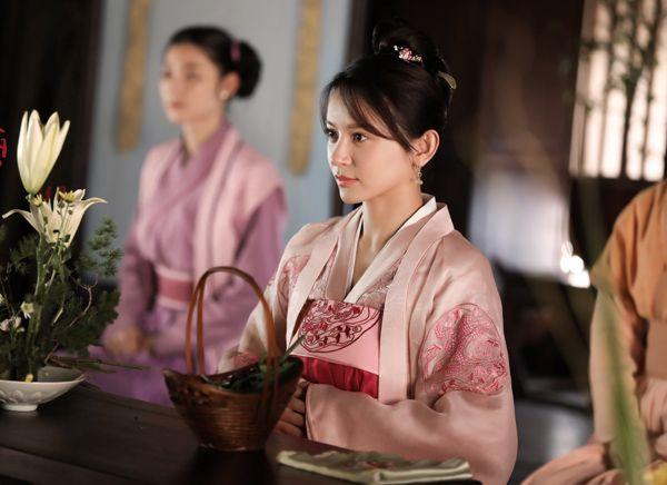 正文  《知否》中盛墨兰是盛纮和林小娘的女儿,她出生的时候是林小娘