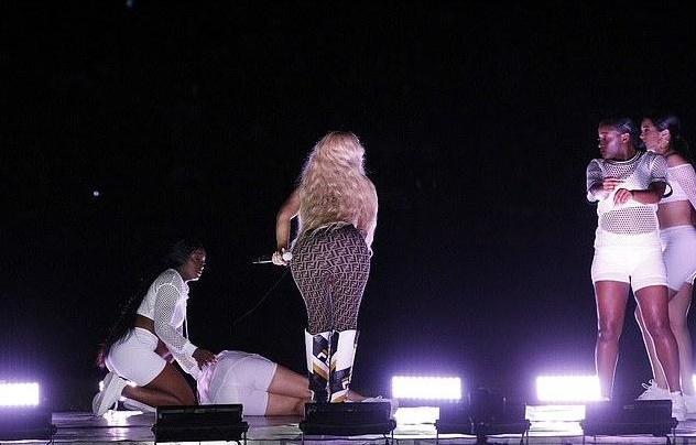 即使iggy azalea解释自己当时只是因为那个女孩是摔倒或者扭伤了,表示