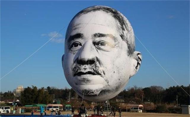 全球最"诡异"的人头,飘在半空中,24小时俯视路上的行人