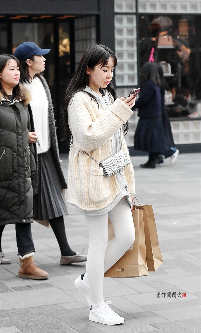 街拍:腿型优美的女孩爱穿白色打底袜