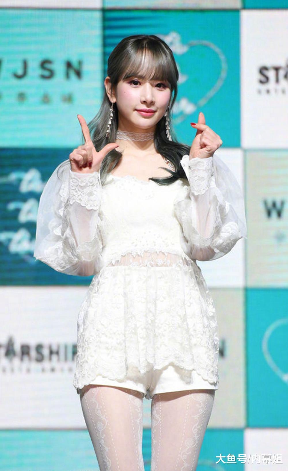 在发售现场组合中的八位成员纷纷现身与现场的粉丝进行了亲切的互动