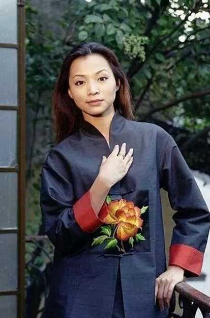 董卿年轻时有多么美?看完旧照简直判若两人.