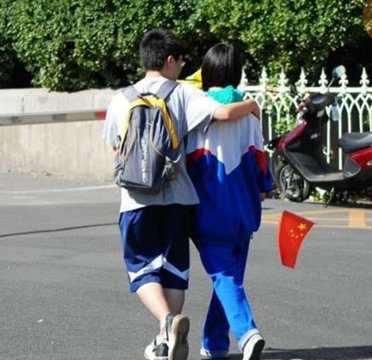 学校设计出"防早恋校服",00后集体崩溃:不给留活路啊!