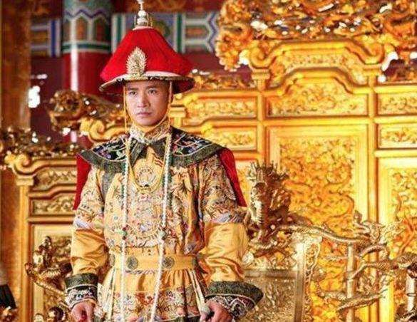 乾隆为何在嘉庆登基后让他去跪拜一个9岁小孩的墓