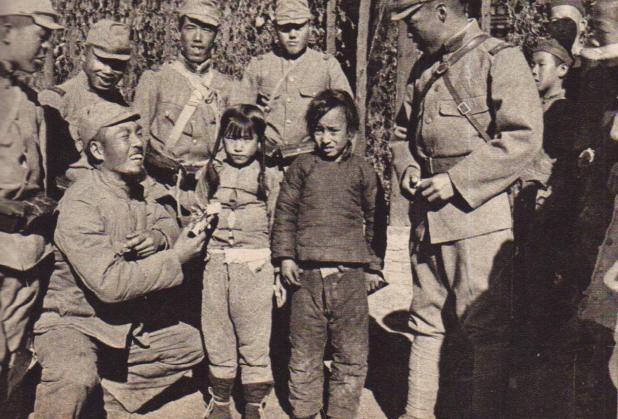 老照片再现侵华日军"伪亲善"丑态:女孩的眼神表情说明一切