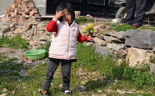 父亲因重男轻女离家未归母亲相继携款出走小女孩乐观面对生活