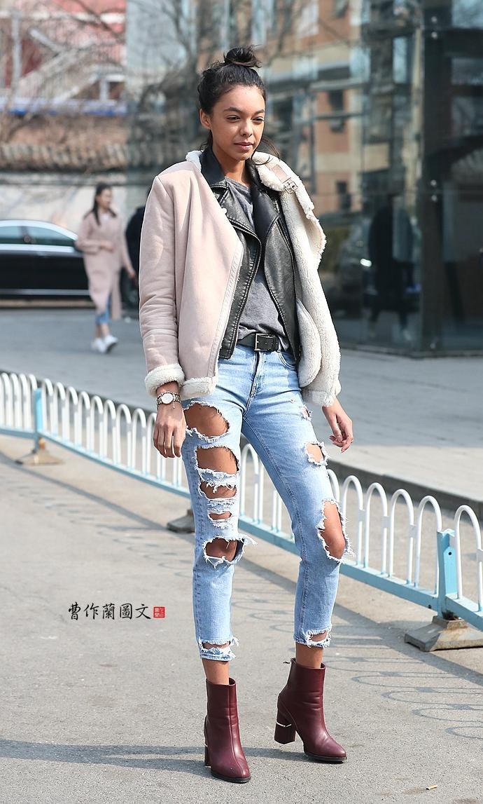 街拍:穿10个破洞牛仔裤的美女