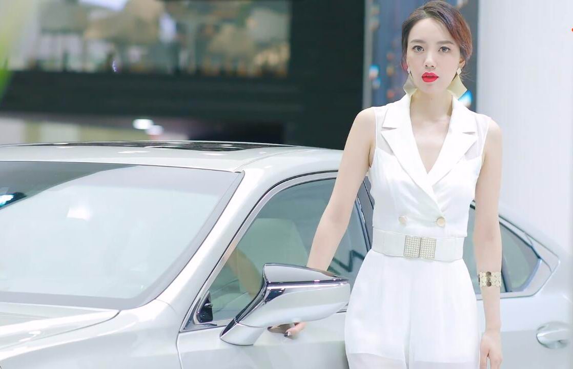 韩国车展美女车模白色收腰连体裤优雅端庄温文尔雅