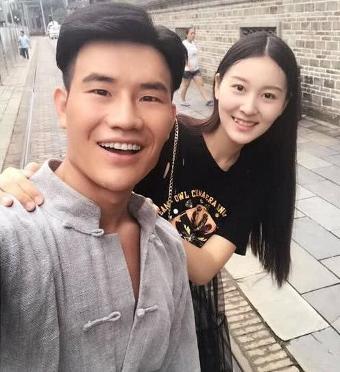 30岁小兵张嘎近照,隐瞒了2年的老婆,原来是熟悉的她