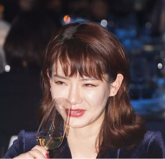 戚薇整容后首度现身,面部僵硬颈纹严重,网友:看着像60岁老太