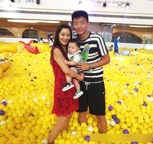 国脚杨旭生活多幸福?豪宅装饰很奢华,主持人妻子美艳动人!